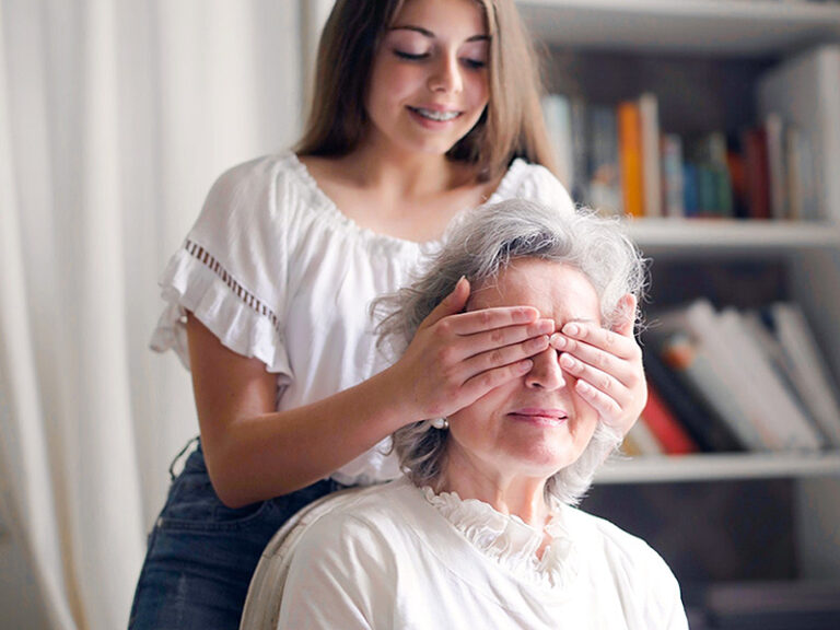 Mädchen mit fester Zahnspange und Oma