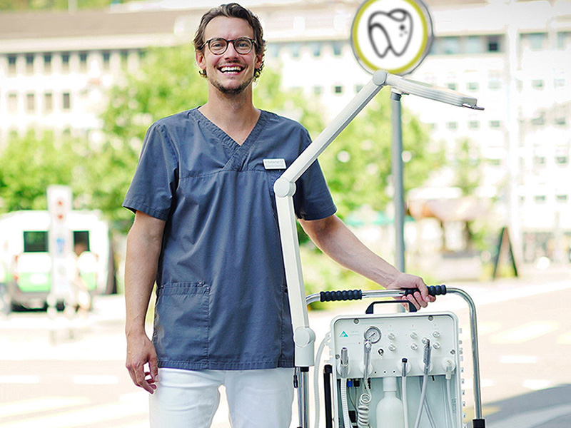 Dr. Egli unterwegs mit dem Dentomobil für ältere Patienten