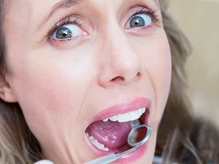 Frau ängstlich beim Zahnarzt