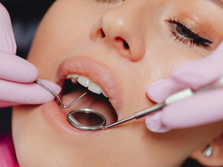 Untersuchung der Zähne bei einer Patientin, Prophylaxe
