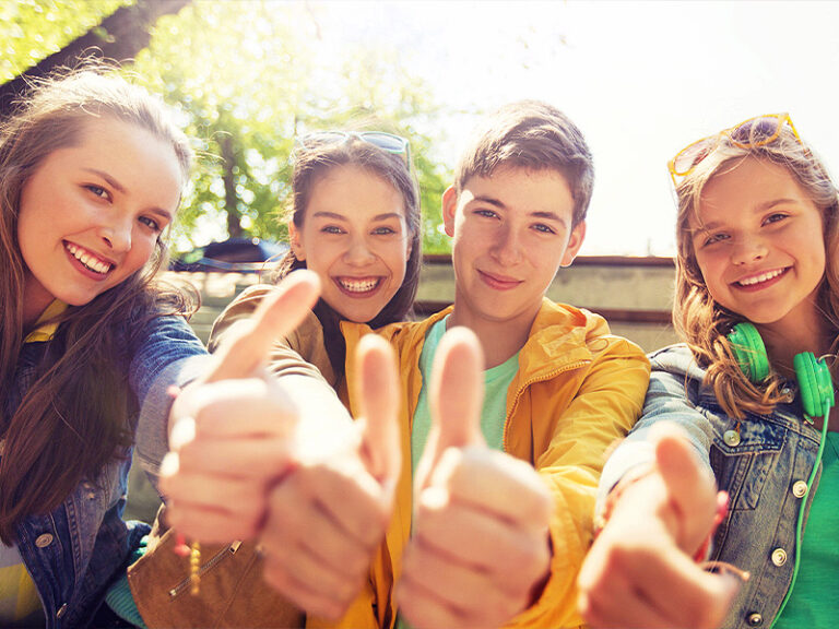 Teens freuen sich über schöne Zähne