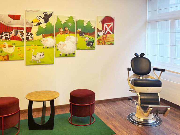 Behandlungszimmer Praxis Dres Egli für Kinder, myofunktionelle Therapie