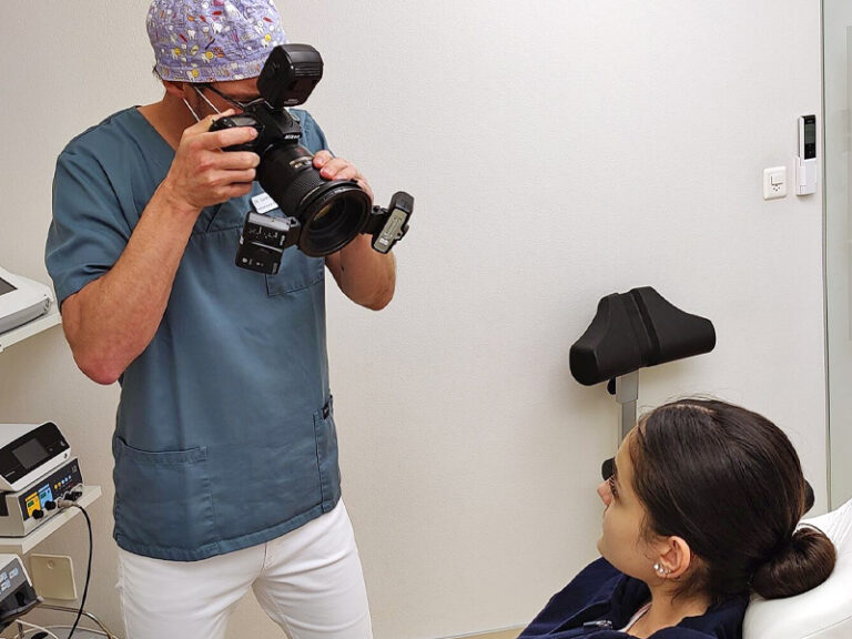 Dr. Eglio fotografiert das Gesicht einer Patientin für die Diagnostik