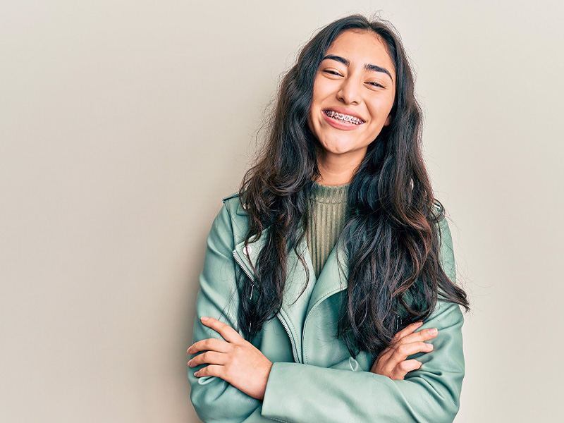 Mädchen mit fester Zahnspange