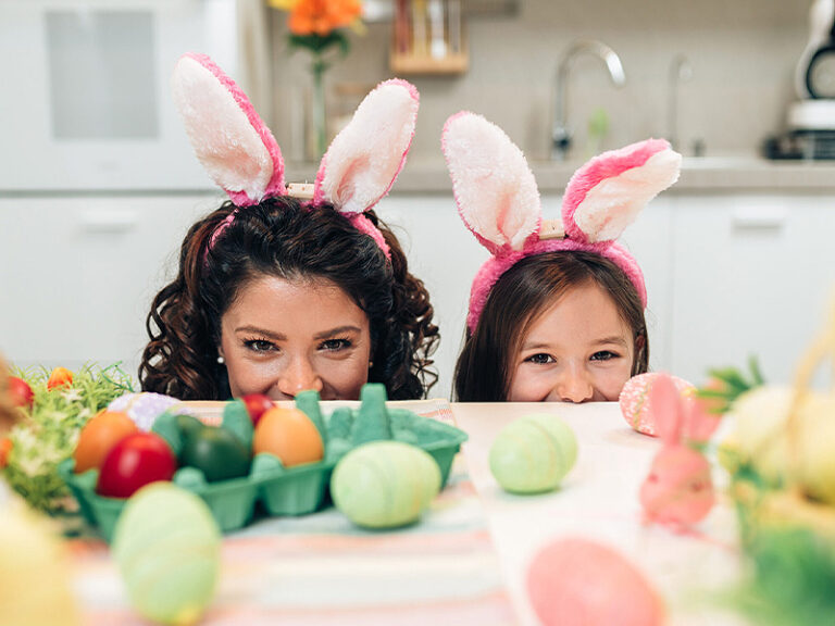 Mutter und Tochter, Osterdekoration