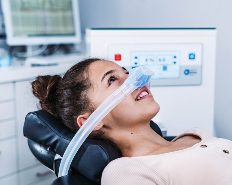 Patientin mit Lachgas-Maske