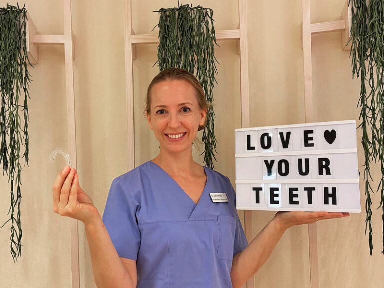 Dr. Juliane Egli mit transparentem Aligner
