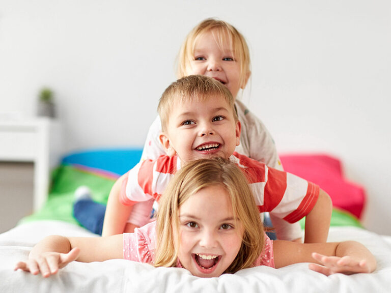 drei Kinder lachen, spielen