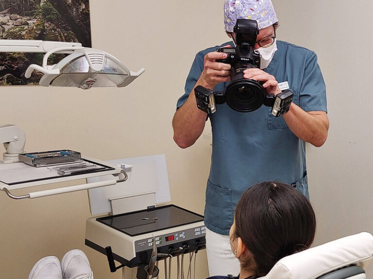 Dr. Egli fotografiert eine Patientin, digitale Fotos